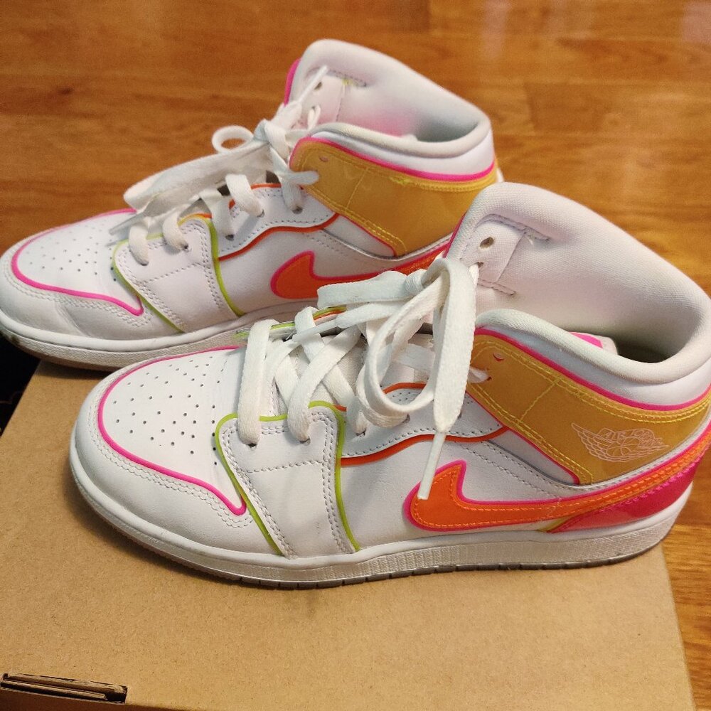 Nike Air Jordan 1 Mid SE GS Edge Glow high tops, Y5